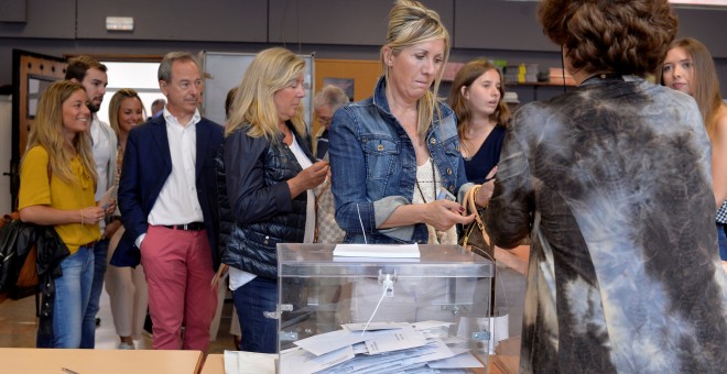Varias personas esperan a votar en un colegio electroral en Bilbao. REUTERS/Vincent West