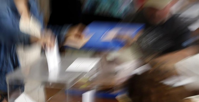 Vista de una mesa electoral en un colegio de San Sebastián. EFE/Javier Etxezarreta