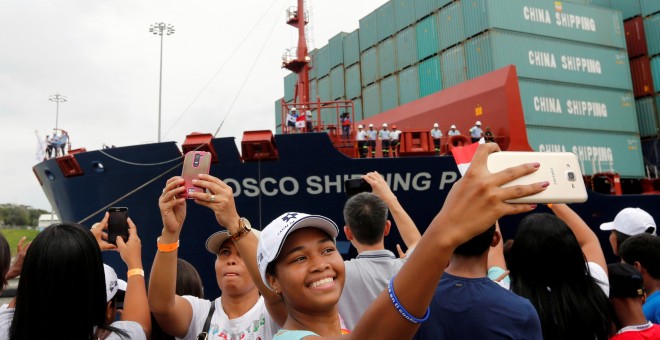 Una mujer se toma un selfie durante la inauguración del Canal de Panamá. REUTERS/Carlos Jasso