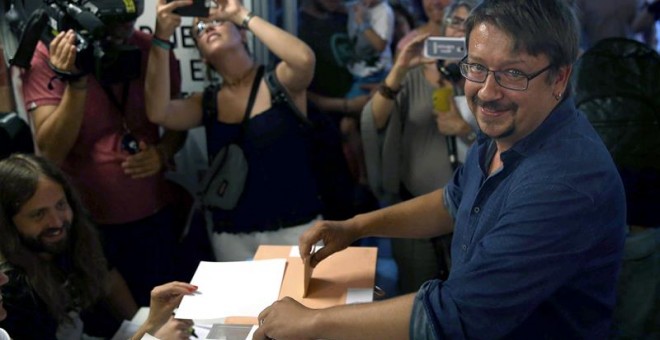 El candidato por Barcelona de En Comú Podem, Xavier Domènech, vota en la Escuela Industrial de Barcelona para las elecciones generales que hoy se celebran en nuestro país. EFE/Toni Albir