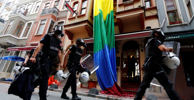 La Policía turca persigue a los activistas del colectivo LGTB en Estambul.  REUTERS/Murad Sezer