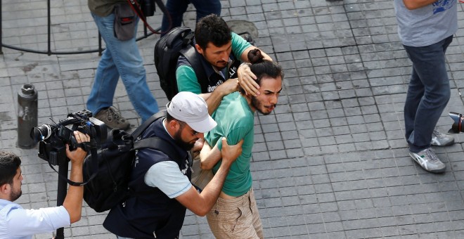 Policías de paisano detienen a uno de los activistas del colectivo LGTB.  REUTERS/Osman Orsal