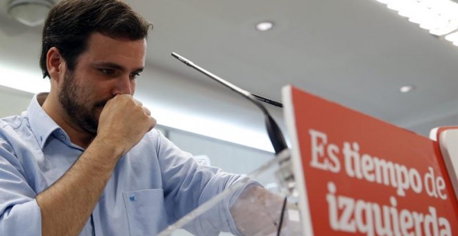 El coordinador federal de IU, Alberto Garzón, durante la rueda de prensa que ha ofrecido en la sede de IU en Madrid, para hacer un análisis más detallado del resultado de las elecciones. EFE/Ángel Díaz