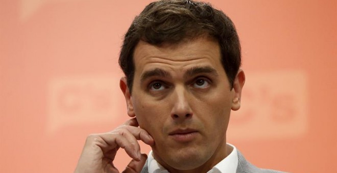 El líder de Ciudadanos, Albert Rivera, durante su comparecencia ante los medios tras la reunión de la ejecutiva de su partido hoy en Madrid para analizar los resultados de las elecciones del 26J.  EFE/Juan Carlos Hidalgo