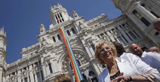 La alcaldesa de Madrid, Manuela Carmena participa en el despliegue de la bandera arcoíris en la fachada del Ayuntamiento con motivo del comienzo de la semana del orgullo gay. EFE/Javier Lizón