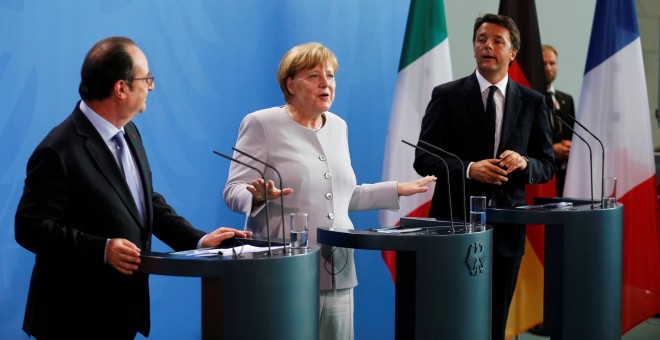 Angela Merkel, Francois Hollande y Matteo Renzi en la rueda de prensa ofrecida en Berlín. REUTERS/Hannibal Hanschke