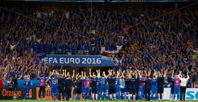 Los jugadores de Islandia celebran con sus aficionados el histórico pase a cuartos de la Eurocopa. /REUTERS