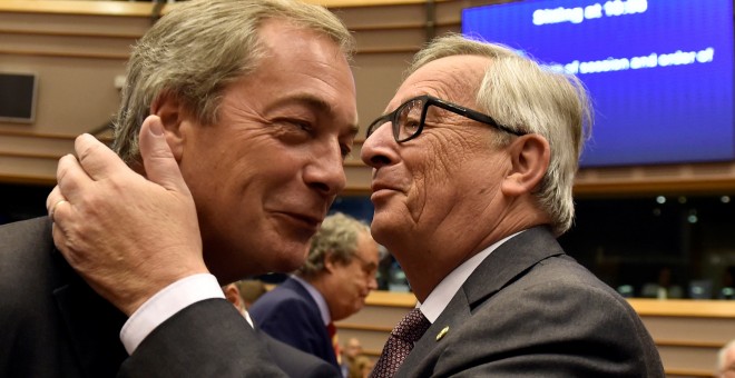El líder de UKIP, Nigel Farage, y el presidente de la Comisión Europea, Jean-Claude Juncker. - REUTERS