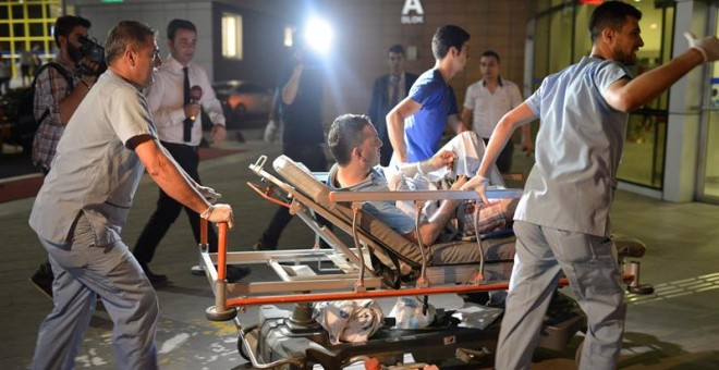 Médicos llevan a heridos a un hospital tras el atentado en el aeropuerto de Estambul. - EFE