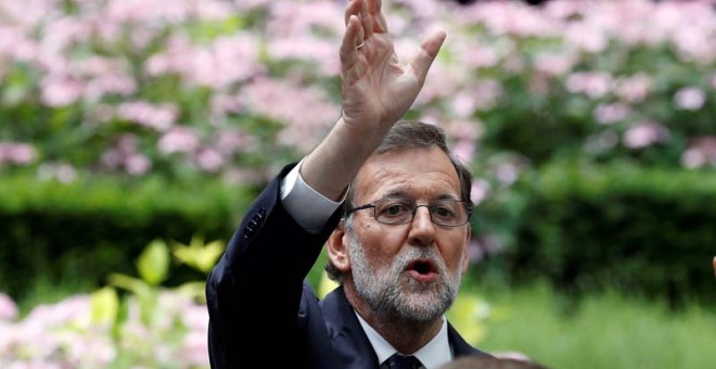 Mariano Rajoy llama al coche oficial en Bruselas. / PHIL NOBLE (REUTERS)