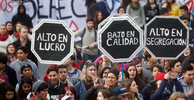 Manifestación estudiantil del pasado día 23 que congregó a decenas de miles de personas en Santiago de Chile. - EFE