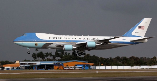 El avión del presidente Obama, el Air Force One, aterrizando sobre la Habana. EFE