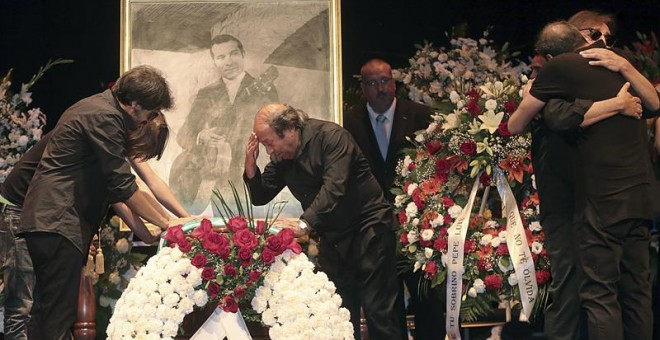 Capilla Ardiente en el Teatro Isabel la Católica de Granada del guitarrista granadino Juan Carmona, conocido artísticamente como Juan 'Habichuela', que ha tenido lugar esta tarde en Granada. EFE/Pepe Torres