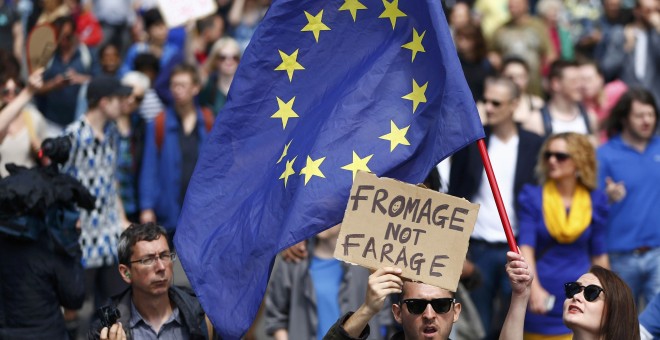 Manifestantes contra el Brexit portan una bandera de la UE.- REUTERS