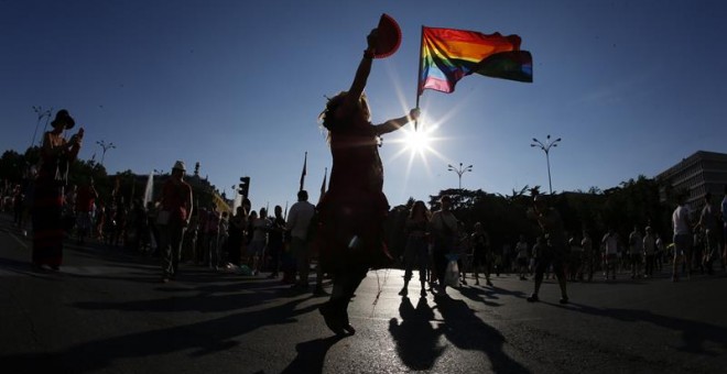 Un participante con la bandera del arco iris en la manifestación del Orgullo LGTB ,la más grande de Europa, que hoy recorre el centro de Madrid bajo el lema 'Leyes por la igualdad real ¡ya!. Año de la visibilidad bisexual en la diversidad'. EFE/Juan Carlo