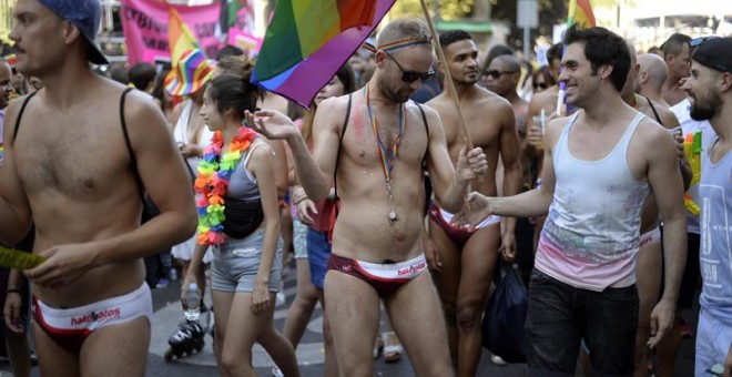 Asistentes a la manifestación del Orgullo LGTB más grande de Europa que recorre el centro de Madrid bajo el lema 'Leyes por la igualdad real ¡ya!. Año de la visibilidad bisexual en la diversidad'. EFE/Víctor Lerena