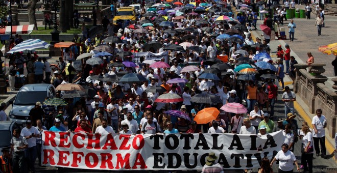 Los maestros marchan contra la reforma educativa del presidente mexicano Enrique Pena Nieto, en Monterrey, México, este viernes. REUTERS/Daniel Becerril