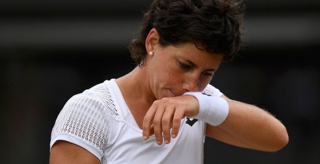 Carla Suárez, durante su partido ante Venus Williams en Wimbledon. REUTERS/Tony O'Brien