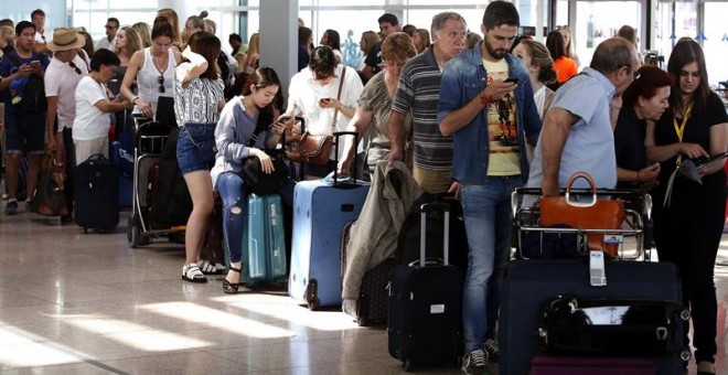 Colas para presentar reclamaciones a Vueling, en la Terminal 1 del Aeropuerto de El Prat, en Barcelona. /EFE-Andreu Dalmau