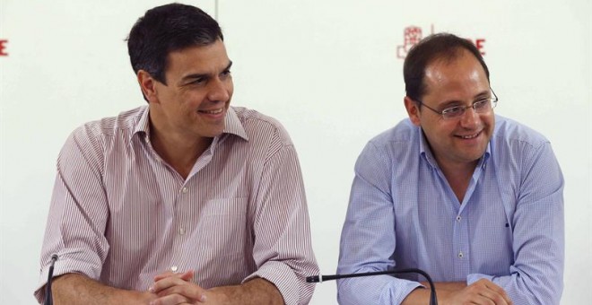 Pedro Sánchez y César Luena, durante la Comisión Ejecutiva Federal del PSOE tras las elecciones. EFE/Paco Campos