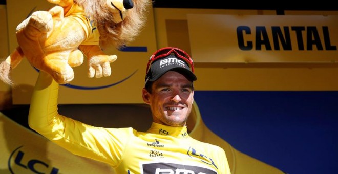 Greg Van Avermaet, con el maillot amarillo tras ganar la etapa del Tour de este miércoles. EFE/Kim Ludbrook