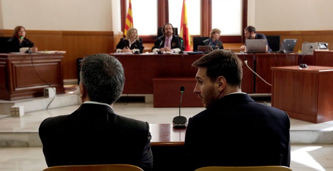 Messi y su padre, ante el juez hace unos días. REUTERS/Alberto Estévez
