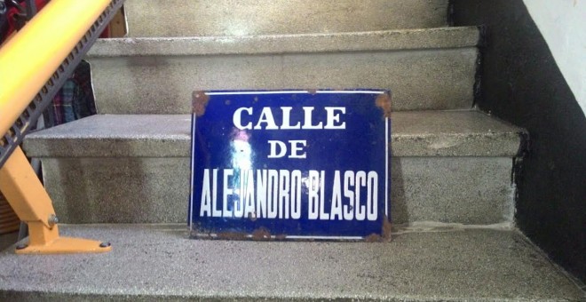 Placa de la calle Alejandro Blasco que la familia guarda desde la Guerra Civil