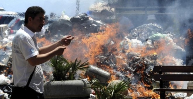 Imagen de archivo de la quema de residuos, durante la crisis de la basura de 2011 vinculada a la Camorra. EFE