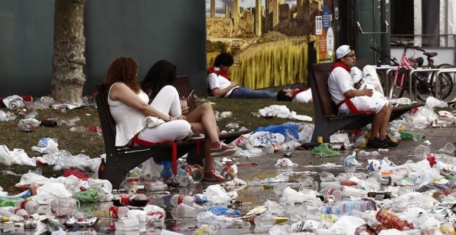 La afluencia masiva de gente durante el fin de semana se deja notar en la Plaza del Castillo de Pamplona, uno de los puntos neuralgicos de los sanfermines, donde miles de botellas se acumulan esperando que los servicios de limpieza de la capital navarra l