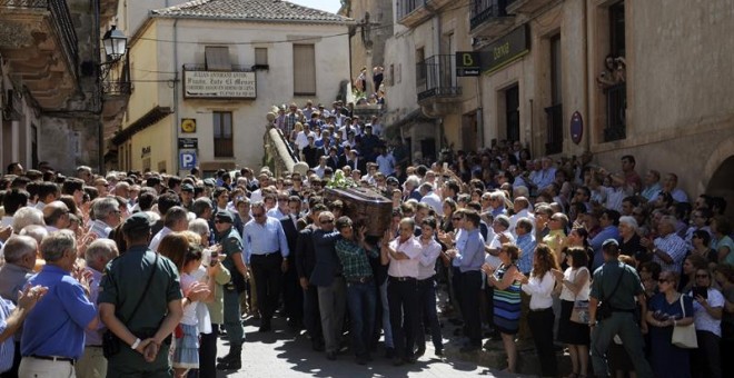 Compañeros de cuadrilla de Víctor Barrio a su salida de la iglesia de San Bartolomé de la localidad segoviana de Sepúlveda, donde ha tenido lugar el funeral por el torero que murió el pasado sábado en la plaza de toros de Teruel. EFE/Pablo Martín