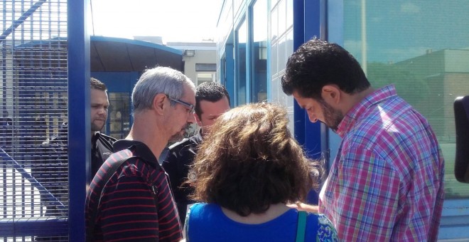 Los técnicos municipales hablan con los agentes a las puertas del CIE. (@laiaclaret / TWITTER)