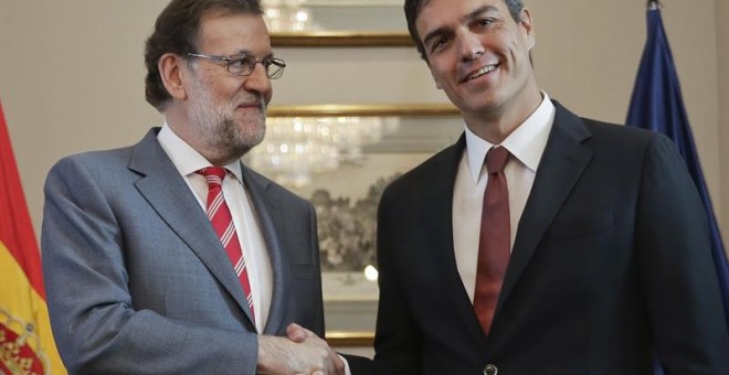 El presidente del Gobierno en funciones, Mariano Rajoy (i), y el secretario general del PSOE, Pedro Sánchez (d), durante la reunión que han mantenido hoy en el Congreso, en el marco de la ronda de contactos con vistas a intentar la investidura. /EFE