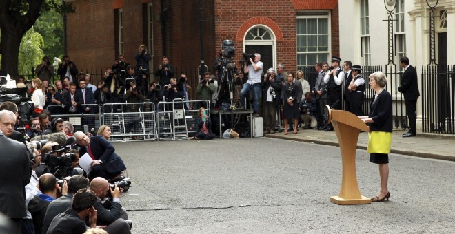 La nueva primera ministra británica, Theresa May (c-d), ofrece un discurso ante los medios a su llegada al número 10 de Downing Street en Londres, Reino Unido, hoy 13 de julio de 2016. Theresa May dijo hoy al asumir el cargo que el Reino Unido afronta mom