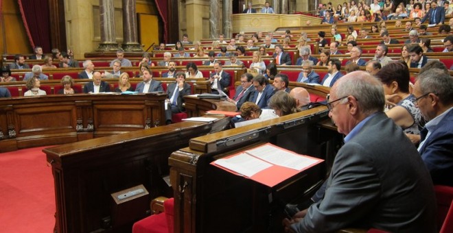 Imagen del acalorado debate que se ha llevado a cabo en el Parlament. EP