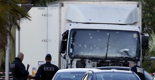 El camión empleado en la masacre en Niza, en la mañana de este viernes. REUTERS/Eric Gaillard