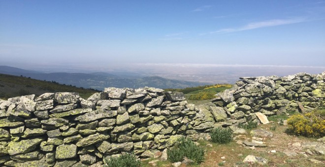 Parapetos en el collado del Nevero, al fondo la llanura segoviana