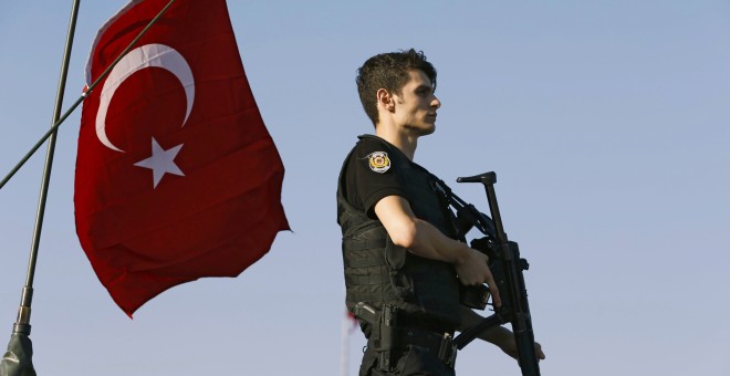 Un policía dispuesto sobre un vehículo militar blindado tras la rendición de tropas golpistas del ejército turco en el puente del Bósforo en Estambul , Turquía.- REUTERS / Murad Sezer