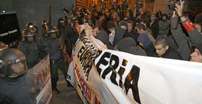 Imagen de archivo de activistas antifascistas bajo el lema 'Cerremos la librería Europa'/EFE