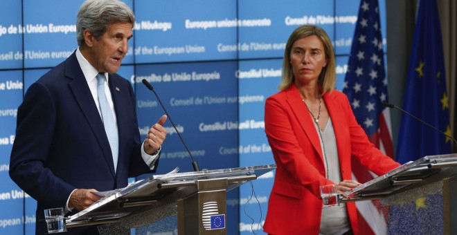 La alta representante de la UE para la Política Exterior, Federica Mogherini, y el secretario de Estado de EEUU, John Kerry, en una rueda de prensa hoy en Bruselas. EFE