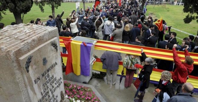 Concentración en memoria de víctimas del franquismo en el Cementerio General de Valencia. (Efe / Archivo)