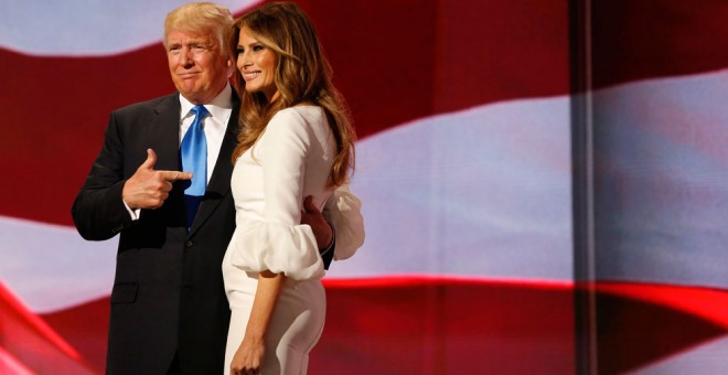 El candidato republicano Donald Trump presenta a su esposa Melania durante la convención. EFE