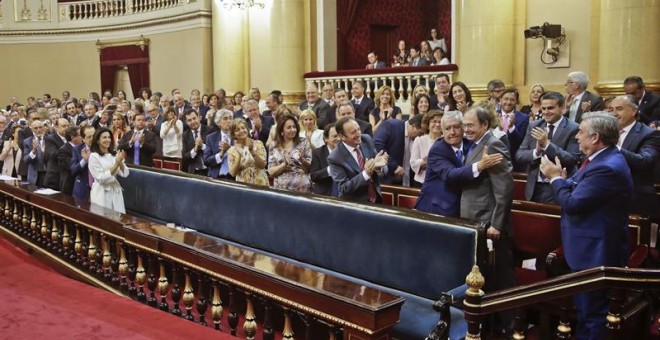 El Senado aplaude la elección de Pío García Escudero como presidente de la cámara tras obtener mayoría absoluta en la primera votación/EFE