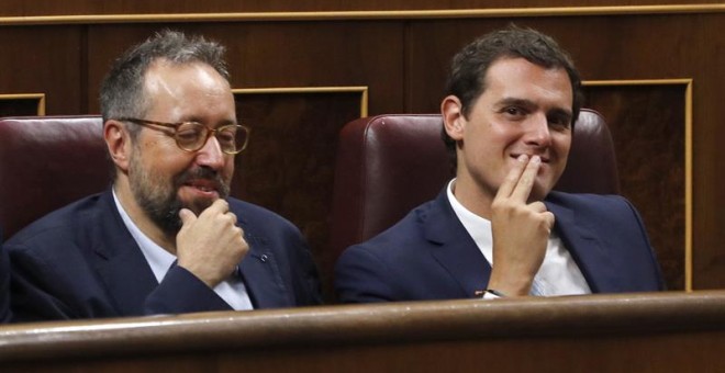 El presidente de Ciudadanos, Albert Rivera, y el portavoz del partido en el Congreso, Juan Carlos Girauta, durante la sesión constitutiva de las Cortes Generales de la XII Legislatura. EFE/J. J. Guillén