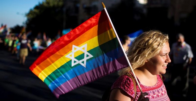 Miembros de la comunidad LGBTI marchan durante el desfile anual del Orgullo Gay en Jerusalén (Israel)./ EFE