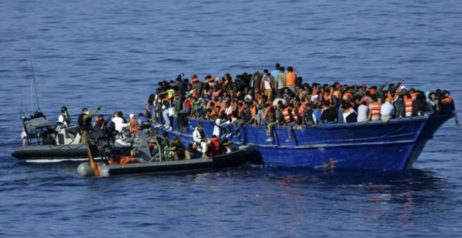 Una fragata española rescata a 500 inmigrantes frente a las costas de Libia. EFE.