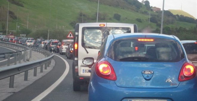 Retenciones en las carreteras de Madrid, Barcelona, Andalucía y Valencia al inicio del puente. /EUROPA PRESS