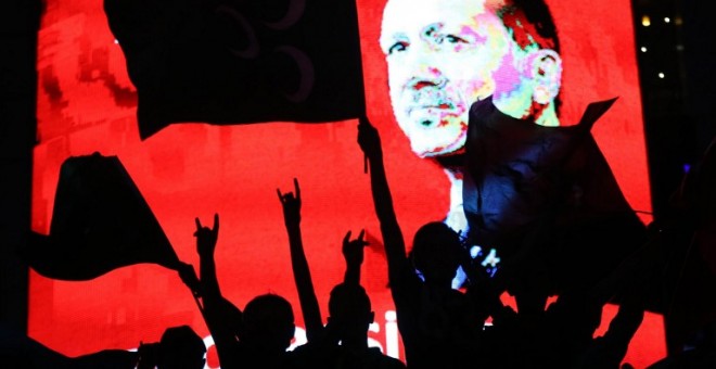 Una pantalla muestra al presidente de Turquía, Recep Tayyip Erdogan, durante una manifestación en Ankara. - AFP