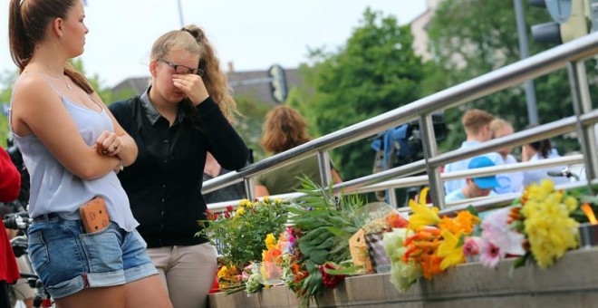 Dos niñas lloran por el asesinato de nueve personas en un centro comercial de Múnich. EFE/EPA/Karl-Josef Hildenbrand