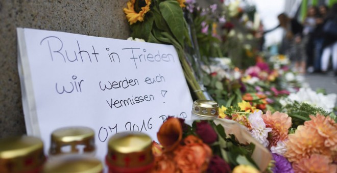 Flores y velas para recordar a las víctimas frente al centro comercial donde el viernes se produjo el ataque en Munich. EFE