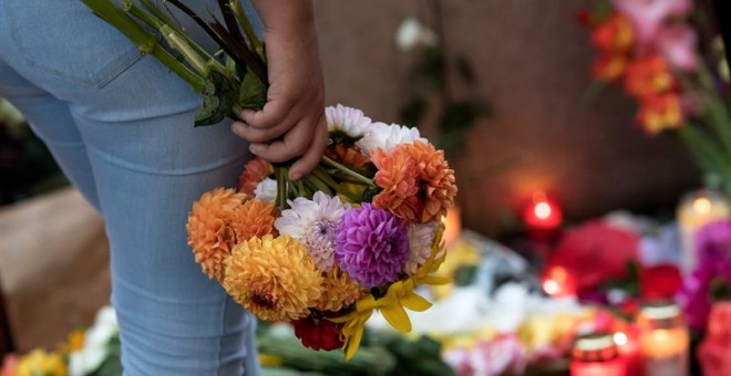 Flores en recuerdo de las víctimas en el lugar de los hechos. EFE/EPA/SVEN HOPPE